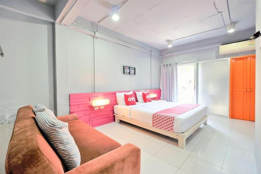 Oyo 292 The Oddy Hip Hotel Patong Buitenkant foto