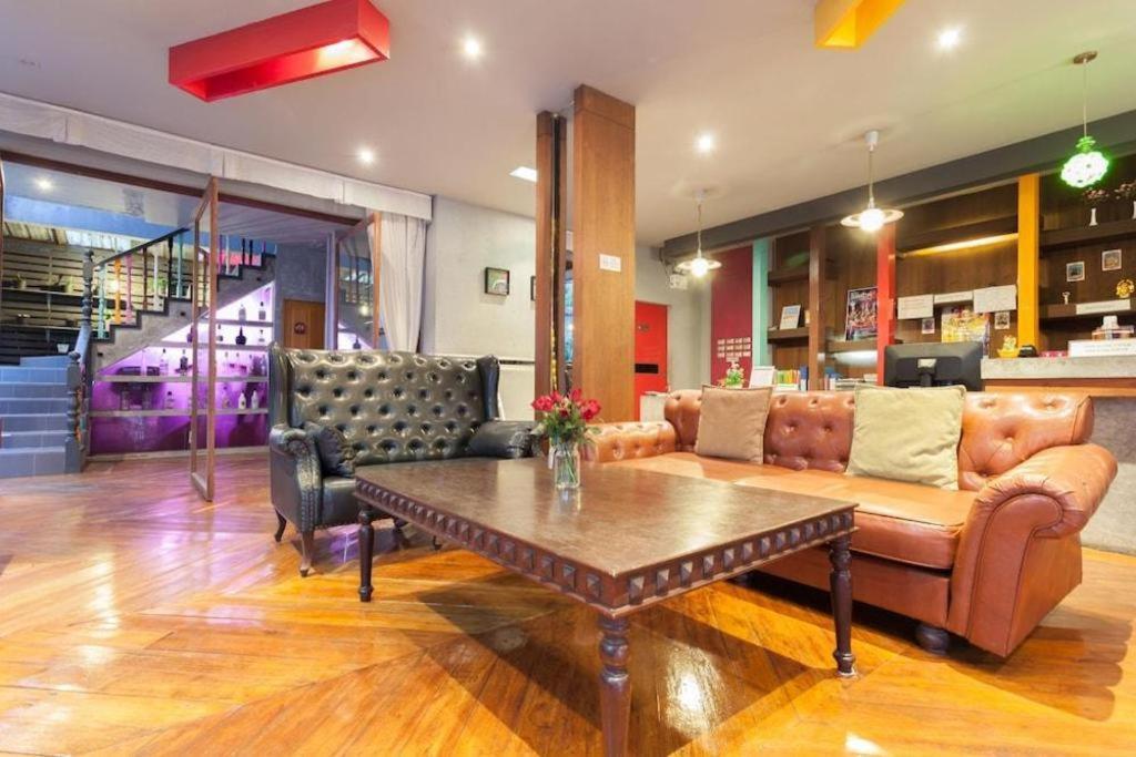 Oyo 292 The Oddy Hip Hotel Patong Buitenkant foto