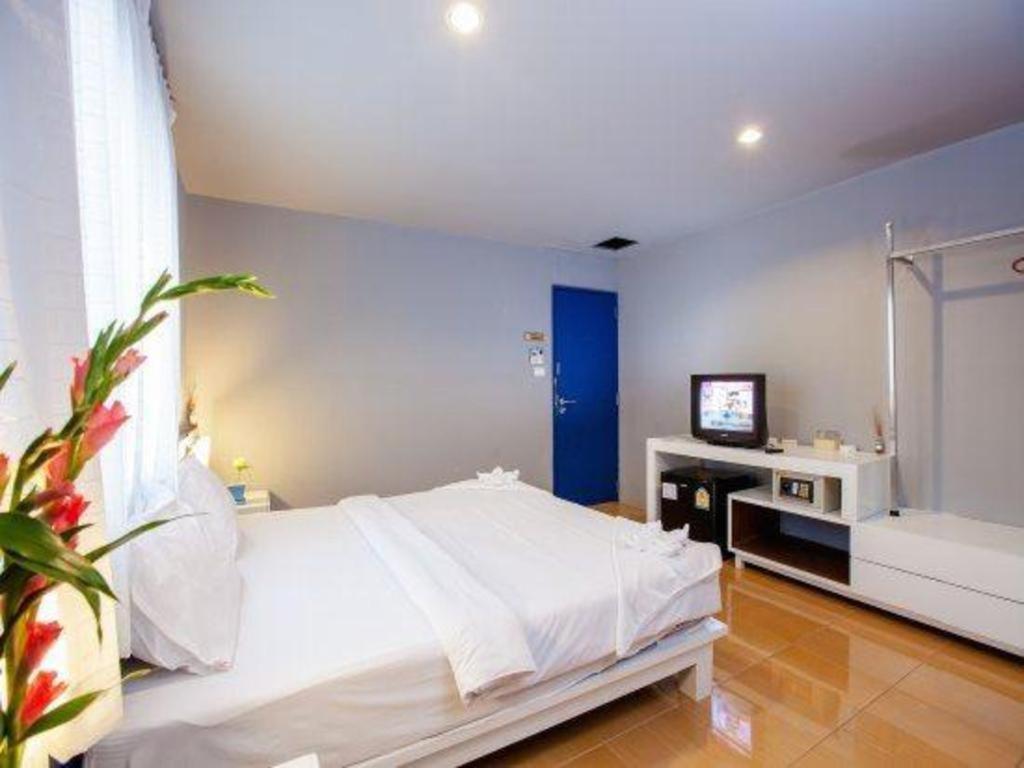 Oyo 292 The Oddy Hip Hotel Patong Buitenkant foto