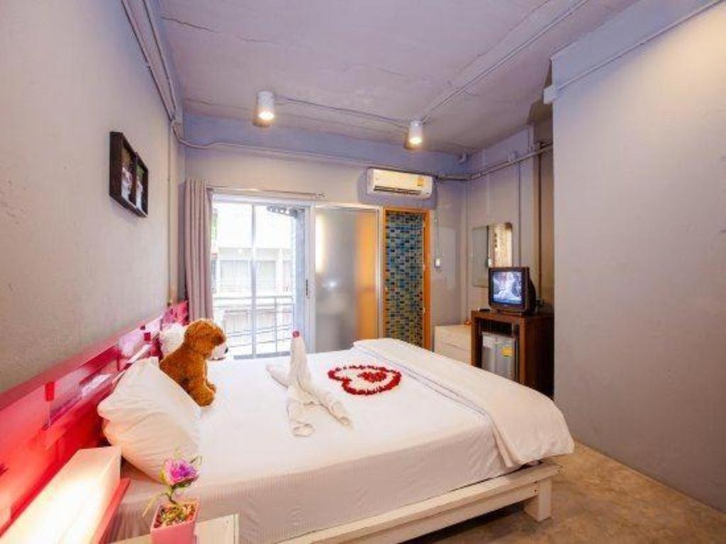 Oyo 292 The Oddy Hip Hotel Patong Buitenkant foto
