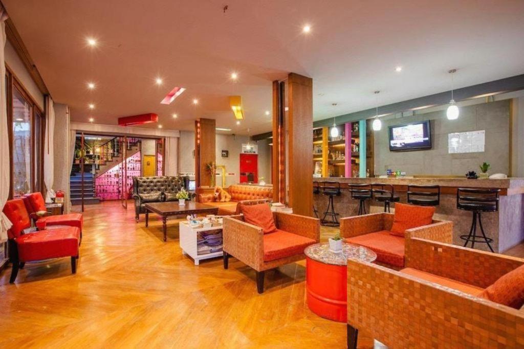 Oyo 292 The Oddy Hip Hotel Patong Buitenkant foto