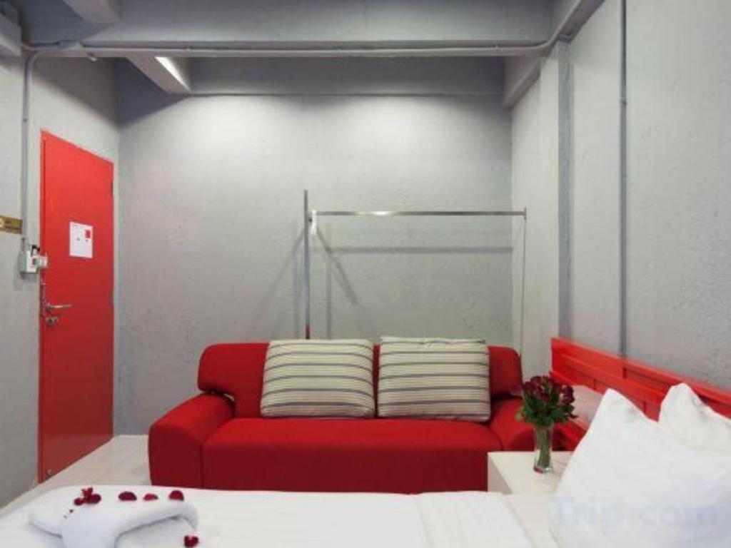 Oyo 292 The Oddy Hip Hotel Patong Buitenkant foto