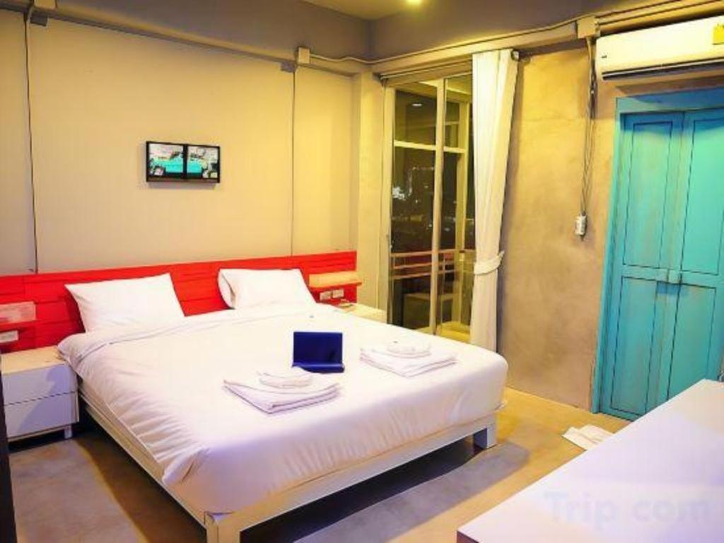 Oyo 292 The Oddy Hip Hotel Patong Buitenkant foto