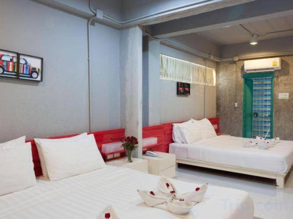 Oyo 292 The Oddy Hip Hotel Patong Buitenkant foto