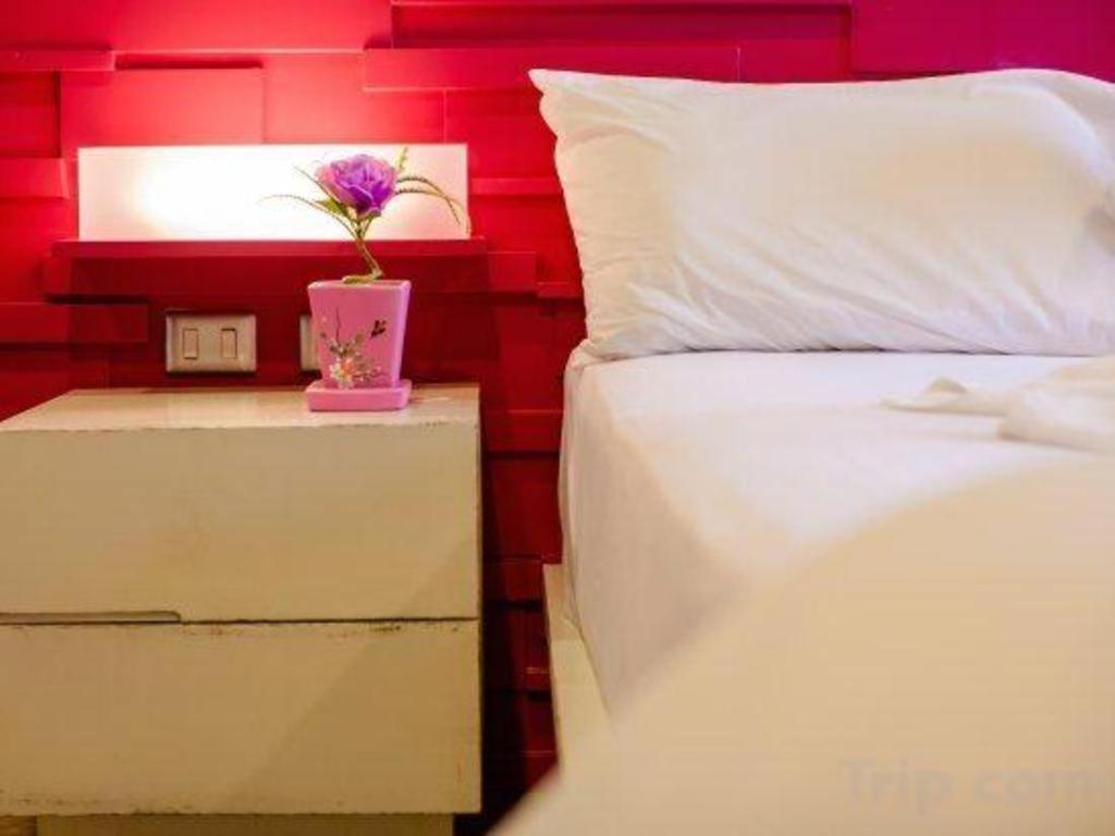Oyo 292 The Oddy Hip Hotel Patong Buitenkant foto