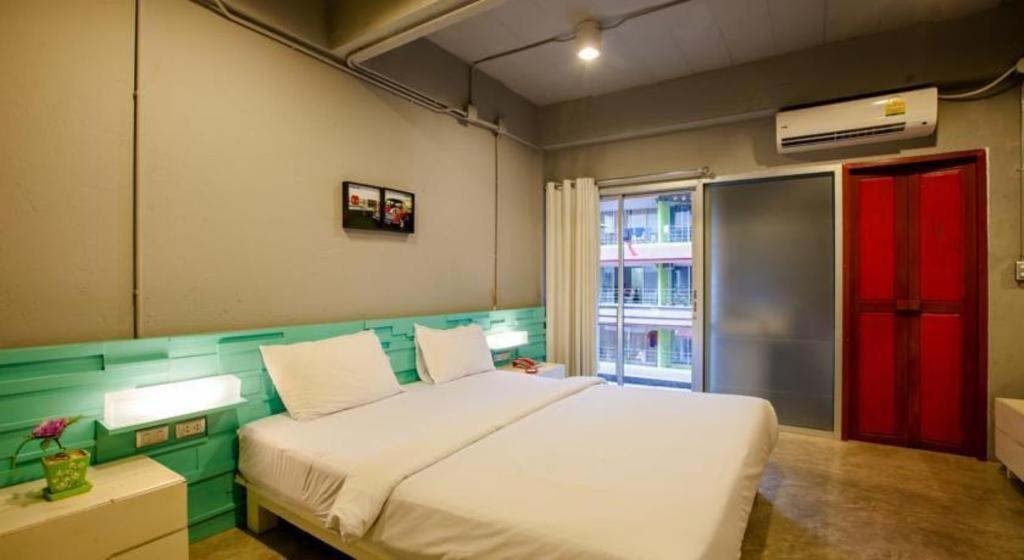 Oyo 292 The Oddy Hip Hotel Patong Buitenkant foto