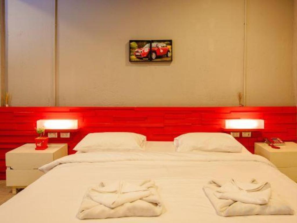 Oyo 292 The Oddy Hip Hotel Patong Buitenkant foto
