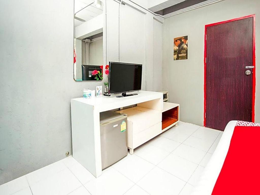 Oyo 292 The Oddy Hip Hotel Patong Buitenkant foto