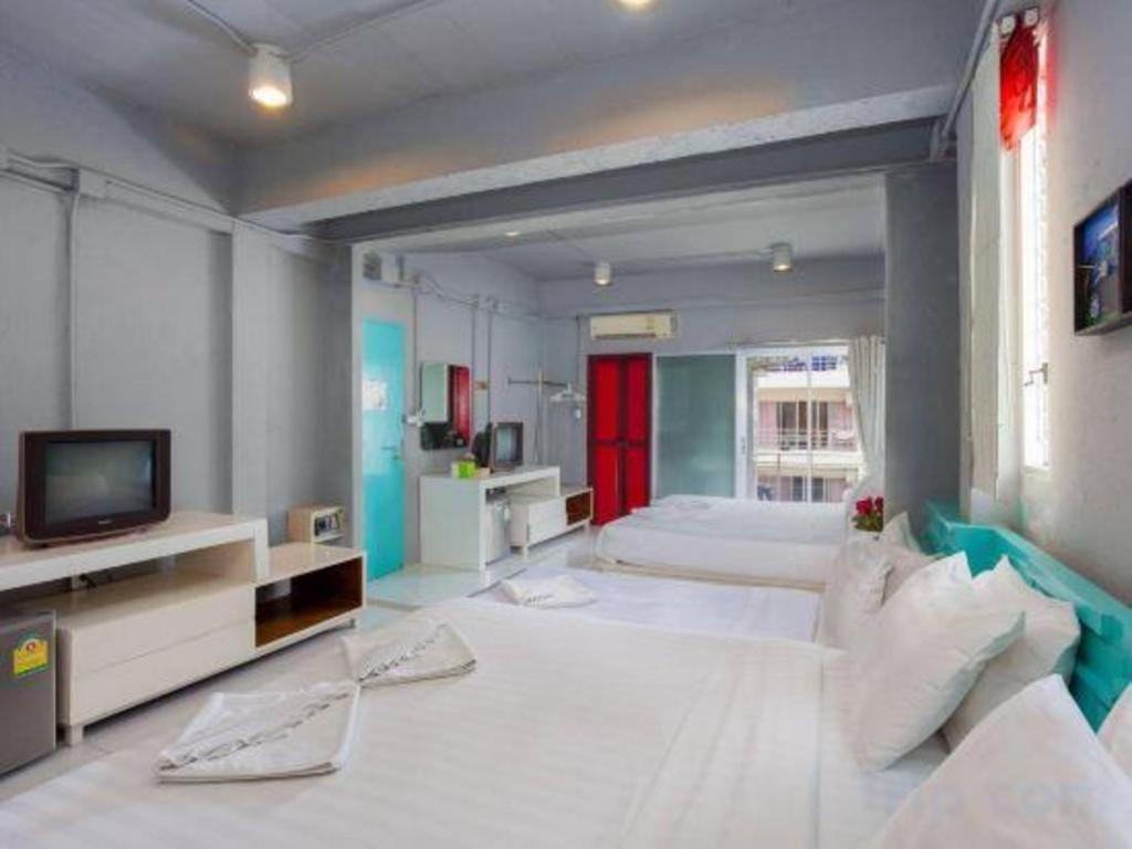 Oyo 292 The Oddy Hip Hotel Patong Buitenkant foto