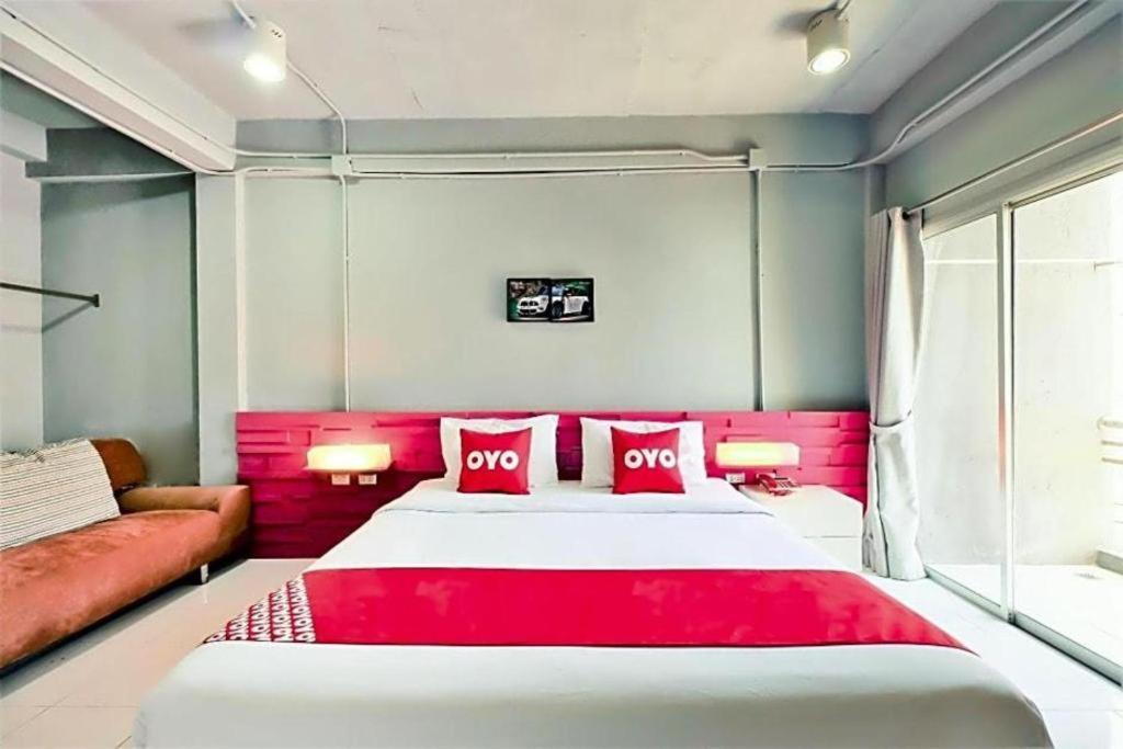 Oyo 292 The Oddy Hip Hotel Patong Buitenkant foto