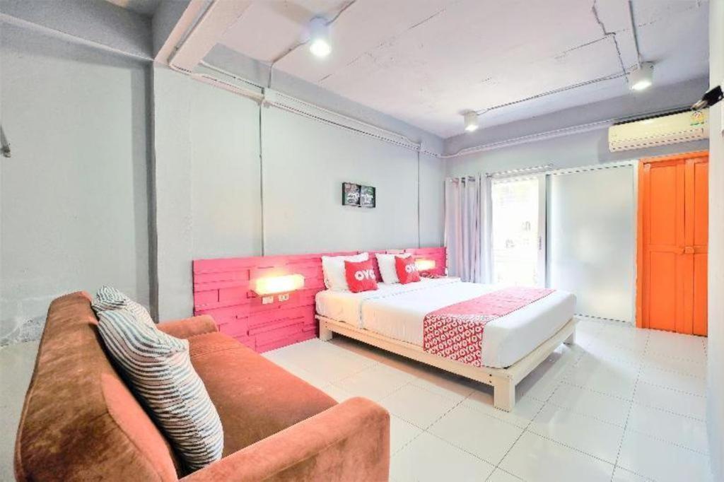 Oyo 292 The Oddy Hip Hotel Patong Buitenkant foto