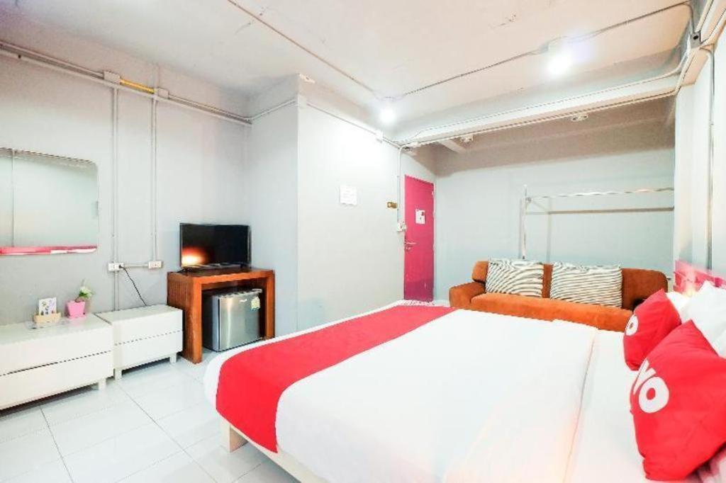 Oyo 292 The Oddy Hip Hotel Patong Buitenkant foto
