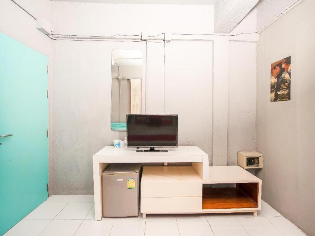 Oyo 292 The Oddy Hip Hotel Patong Buitenkant foto