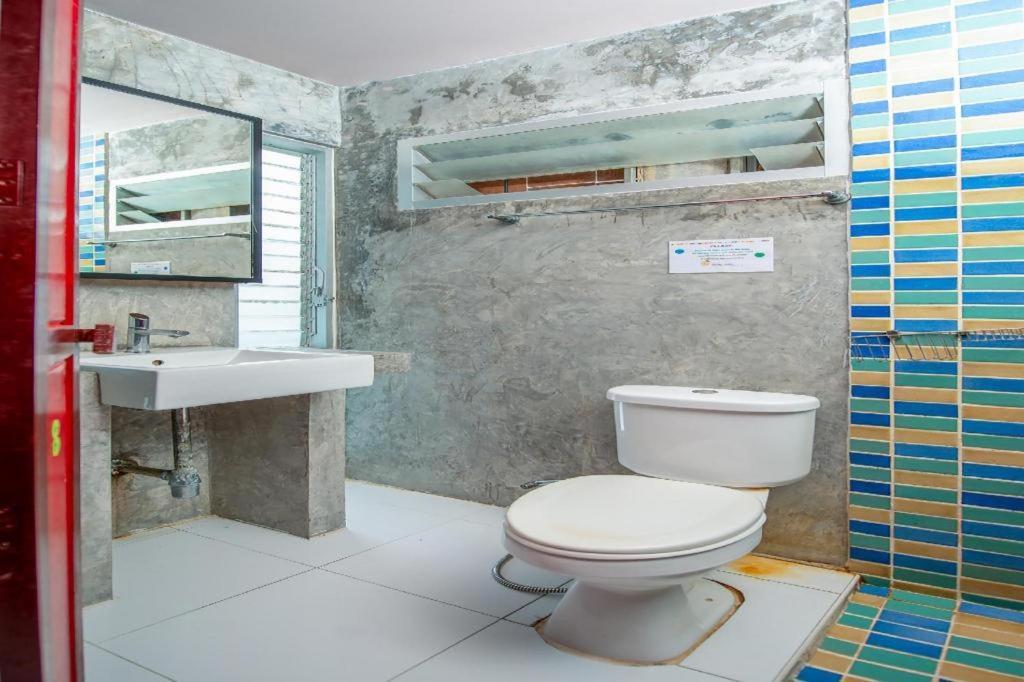 Oyo 292 The Oddy Hip Hotel Patong Buitenkant foto