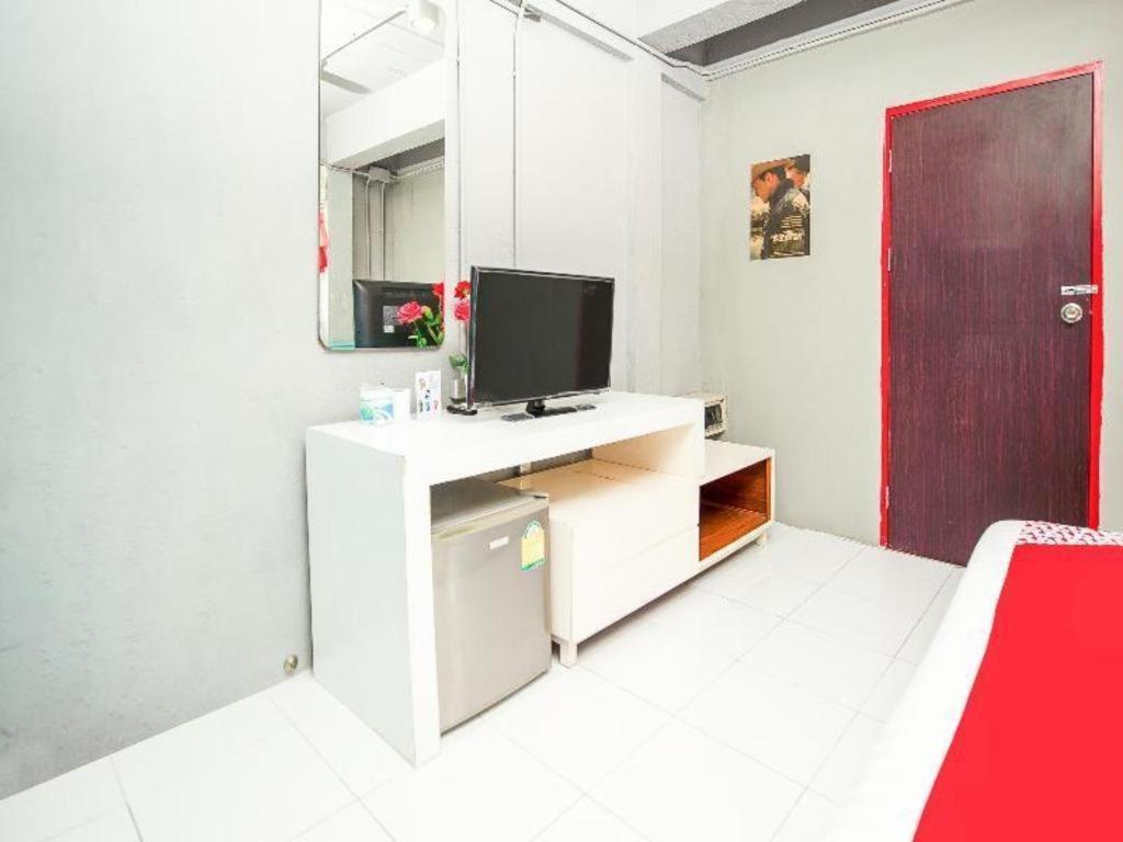 Oyo 292 The Oddy Hip Hotel Patong Buitenkant foto
